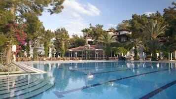 Una piscina cubierta, 3 piscinas al aire libre, sombrillas