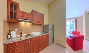 Appartement, 1 chambre, balcon, vue sur la mer | Cuisine privée | Réfrigérateur