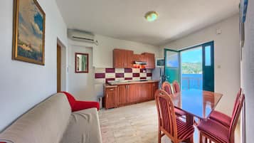 Comfort-Apartment, 3 Schlafzimmer, Terrasse, Meerblick | Essbereich im Zimmer