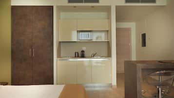 Una cocina moderna con microondas, pileta y alacenas.