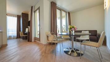 Suite panorámica, Terraza, vista a la ciudad | Área de sala de estar | Smart TV de 50 pulgadas con canales digitales