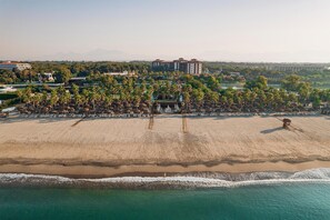 Una playa cerca, ski acuático, vóleibol de playa, bar en la playa