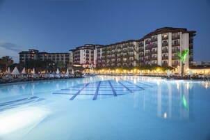 Una piscina techada, 4 piscinas al aire libre