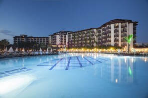 Una piscina techada, 4 piscinas al aire libre