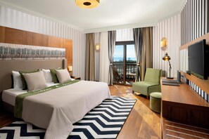 Minibar con artículos gratuitos y caja de seguridad en la habitación 