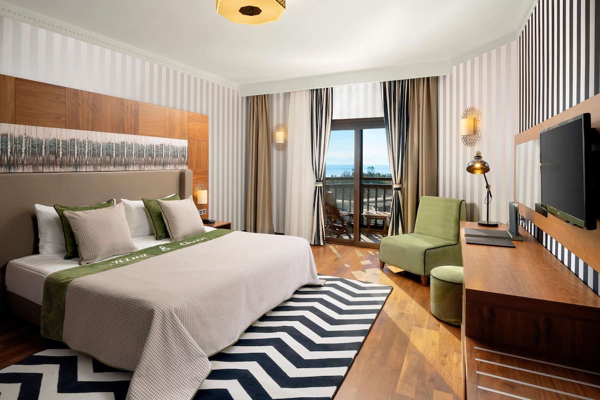 Free minibar, in-room safe, desk, soundproofing