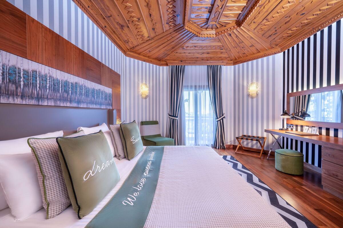 suite | 1 bedroom, free minibar, in-room safe, desk