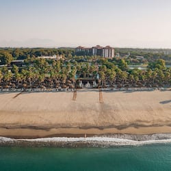 Vlak bij het strand, waterskiën, beachvolleybal, een strandbar