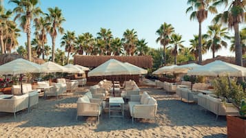 7 bares, 2 bares junto a la piscina, bar en la playa