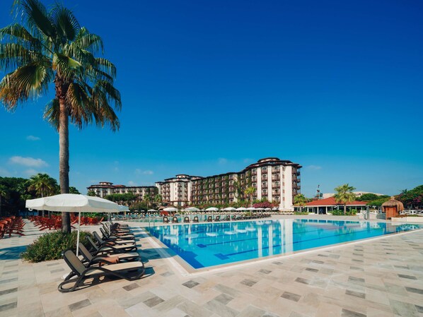 Una piscina techada, 4 piscinas al aire libre