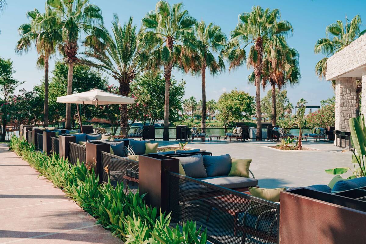 4 restaurants, breakfast, lunch, dinner served; international cuisine