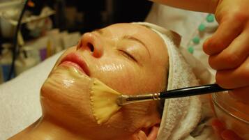 Uma pessoa recebendo um tratamento facial com um pincel.
