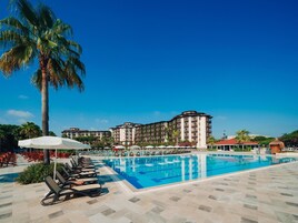 Una piscina techada, 4 piscinas al aire libre