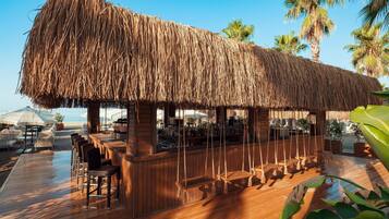 7 من البارات/الاستراحات، 2 من البارات على حمام السباحة، بار على الشاطئ