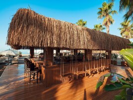 7 bares, 2 bares junto a la piscina, bar en la playa