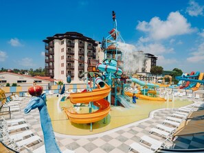 Piscine couverte, 4 piscines extérieures