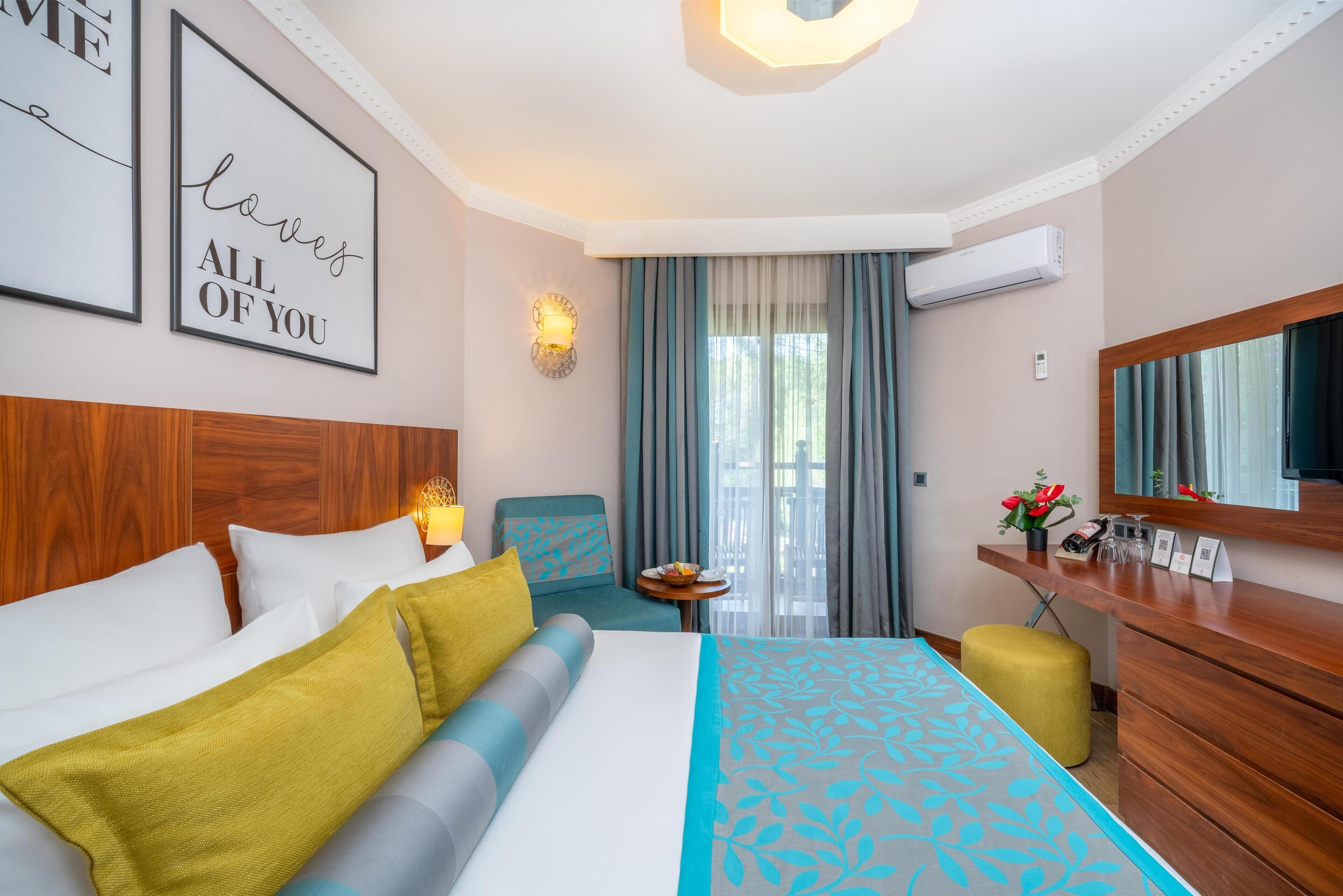 Standard Double Hotel Room | Minibar con artículos gratuitos, caja fuerte, escritorio