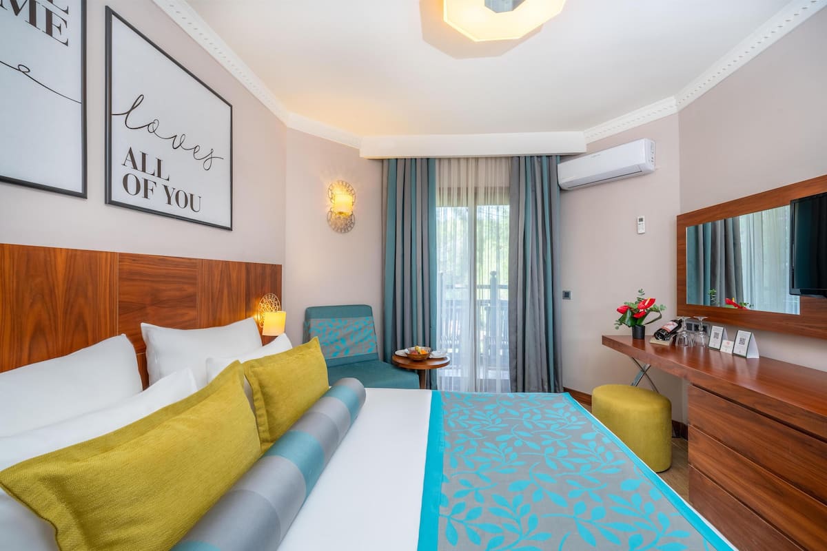 Standard Double Hotel Room | Bar mini percuma, peti besi dalam bilik, meja, kalis bunyi