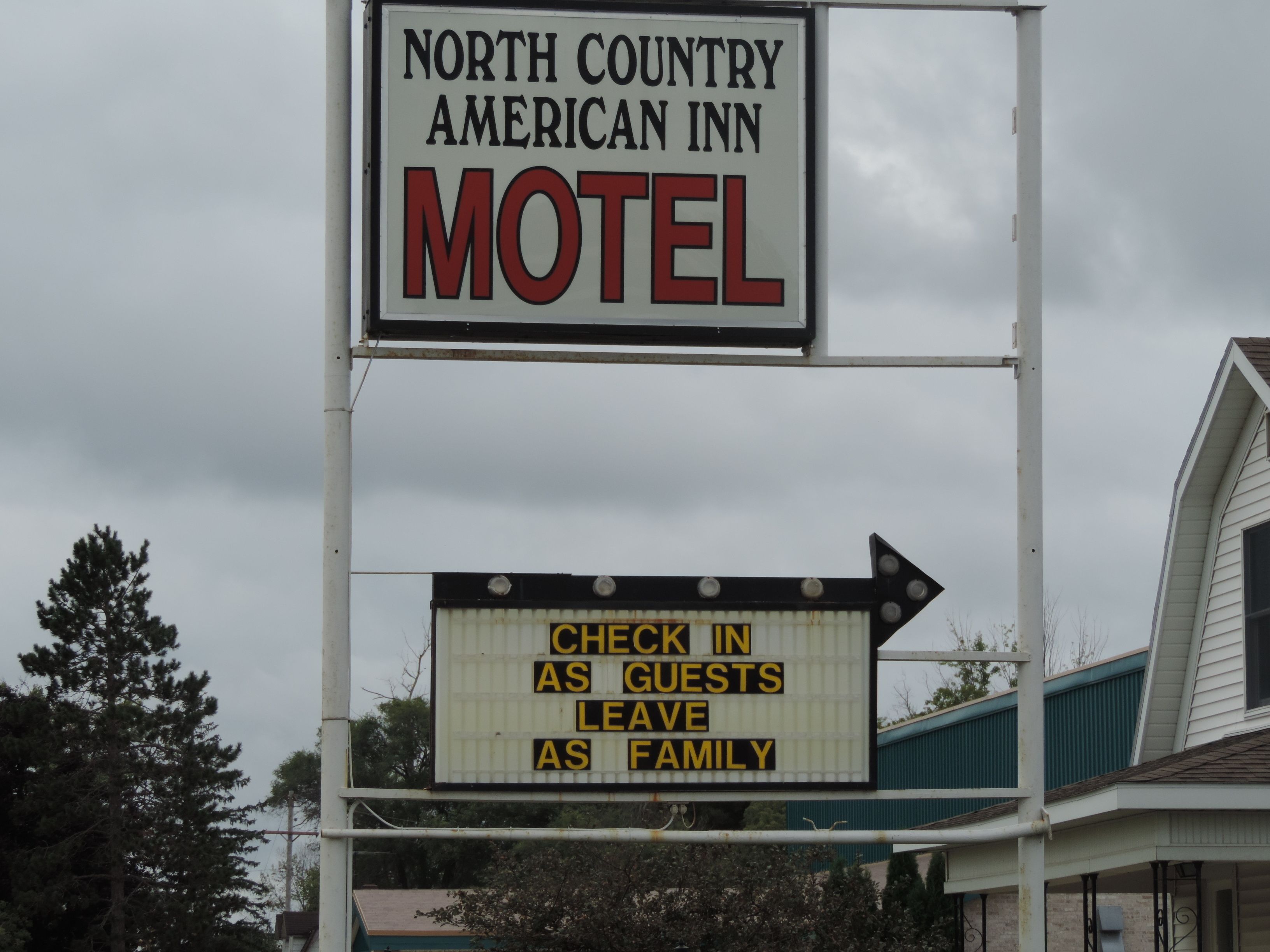 Ein Schild eines Motels mit An- und Abreisehinweisen.
