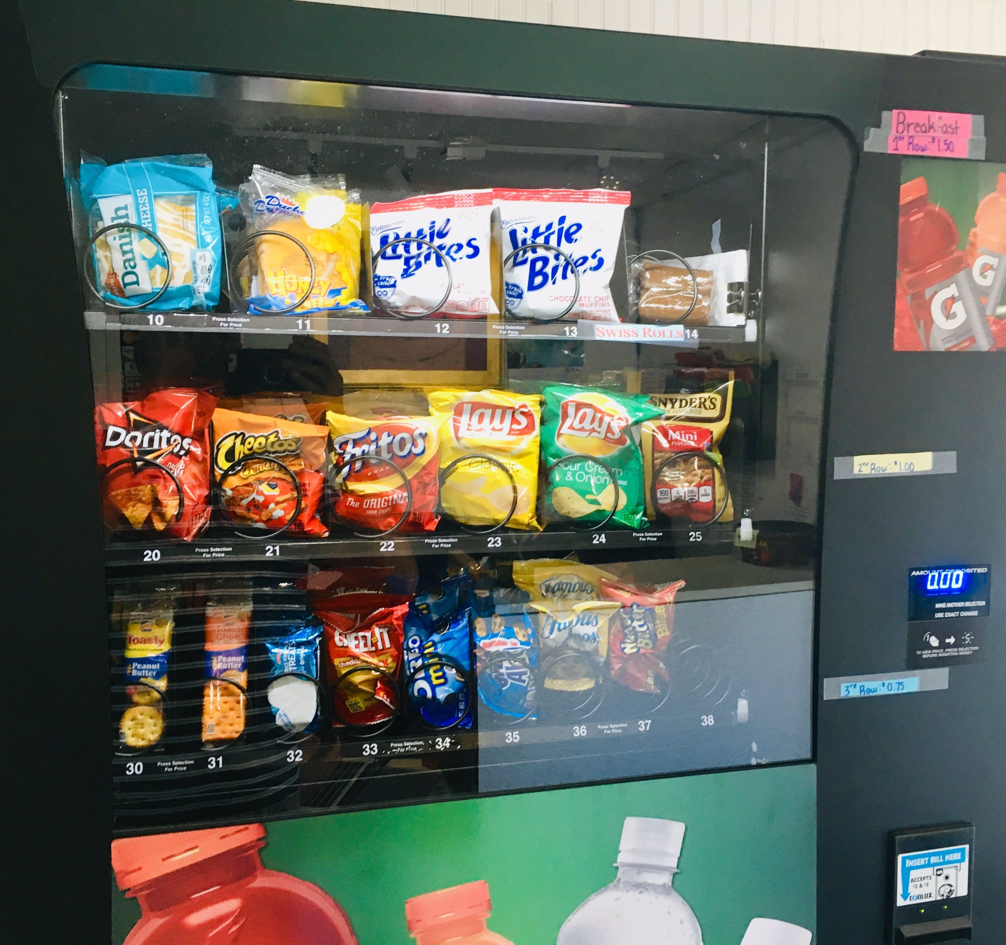 Un distributeur automatique rempli de diverses collations et boissons.