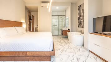 Habitación romántica, vistas al parque | Ropa de cama de alta calidad, colchones viscoelásticos, cortinas opacas