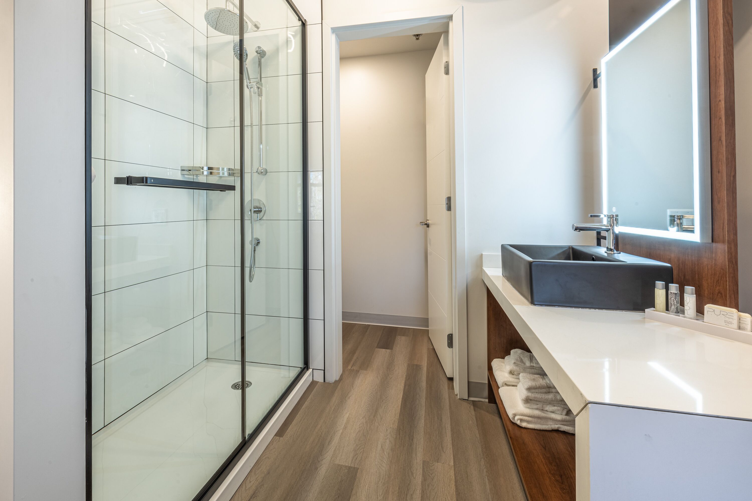 deluxe room, park view | bathroom | free toiletries, hair dryer, towels, soap