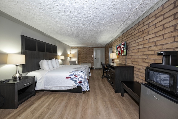 Desk, cribs (free), WiFi (free), bed sheets