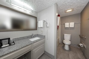 Bañera con ducha, secador de pelo, toallas