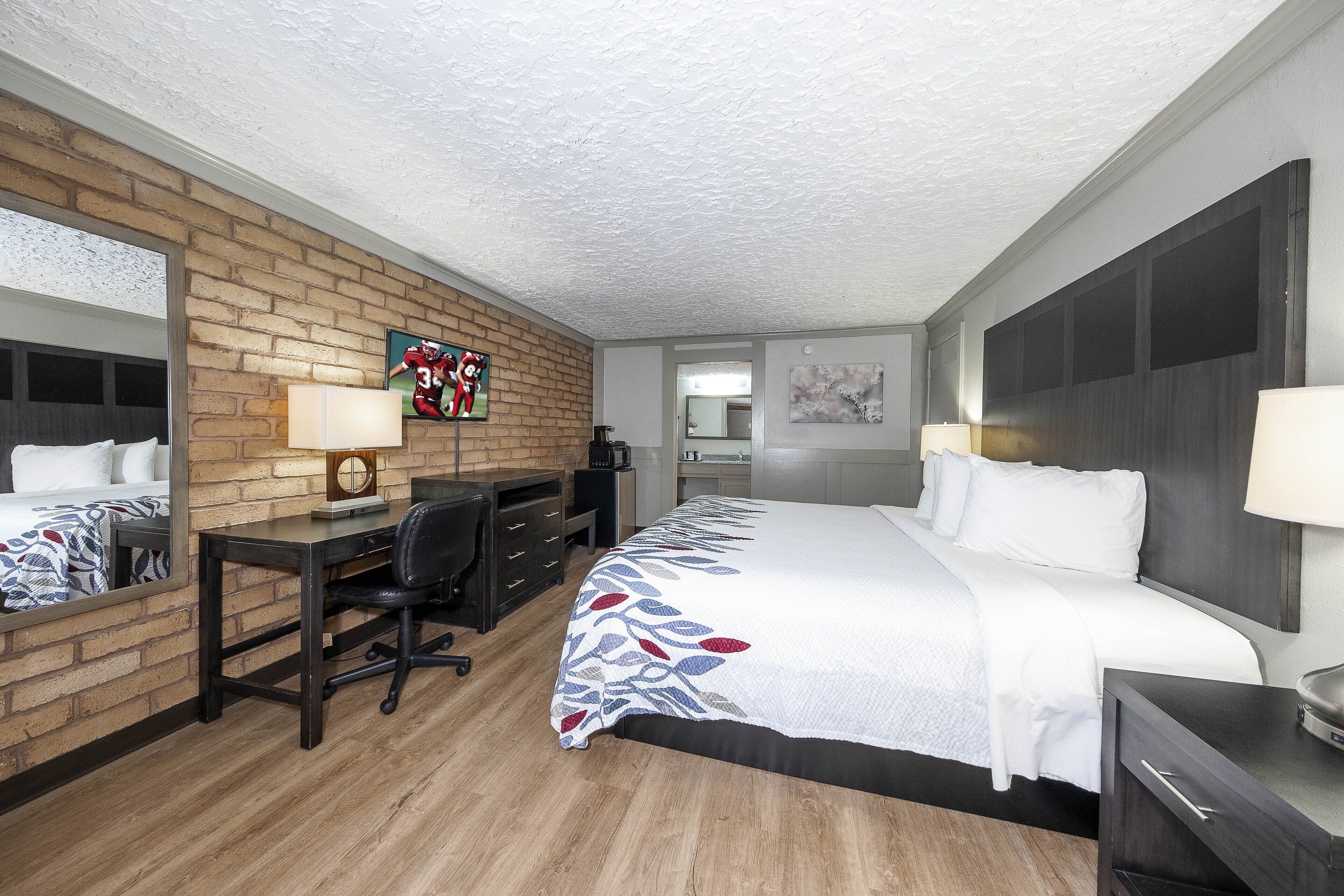 办公桌、免费婴儿床、免费 WiFi、床单