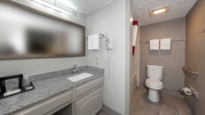 Ducha y bañera combinadas, secador de pelo y toallas