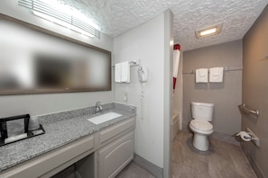 Combined shower/tub, hair dryer, towels