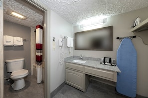 Combined shower/tub, hair dryer, towels