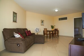 คอมฟอร์ทเพนท์เฮาส์, วิวทะเล | บริเวณนั่งเล่น | ทีวีจอแบน