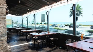 供應早餐、午餐和晚餐,地區料理,海灘景觀