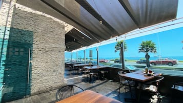 Petit déjeuner, déjeuner et dîner servis sur place, vue sur la plage