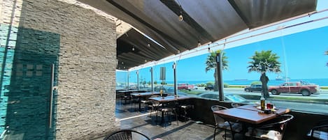 Serveert ontbijt, lunch, diner, regionale gerechten, strandzicht