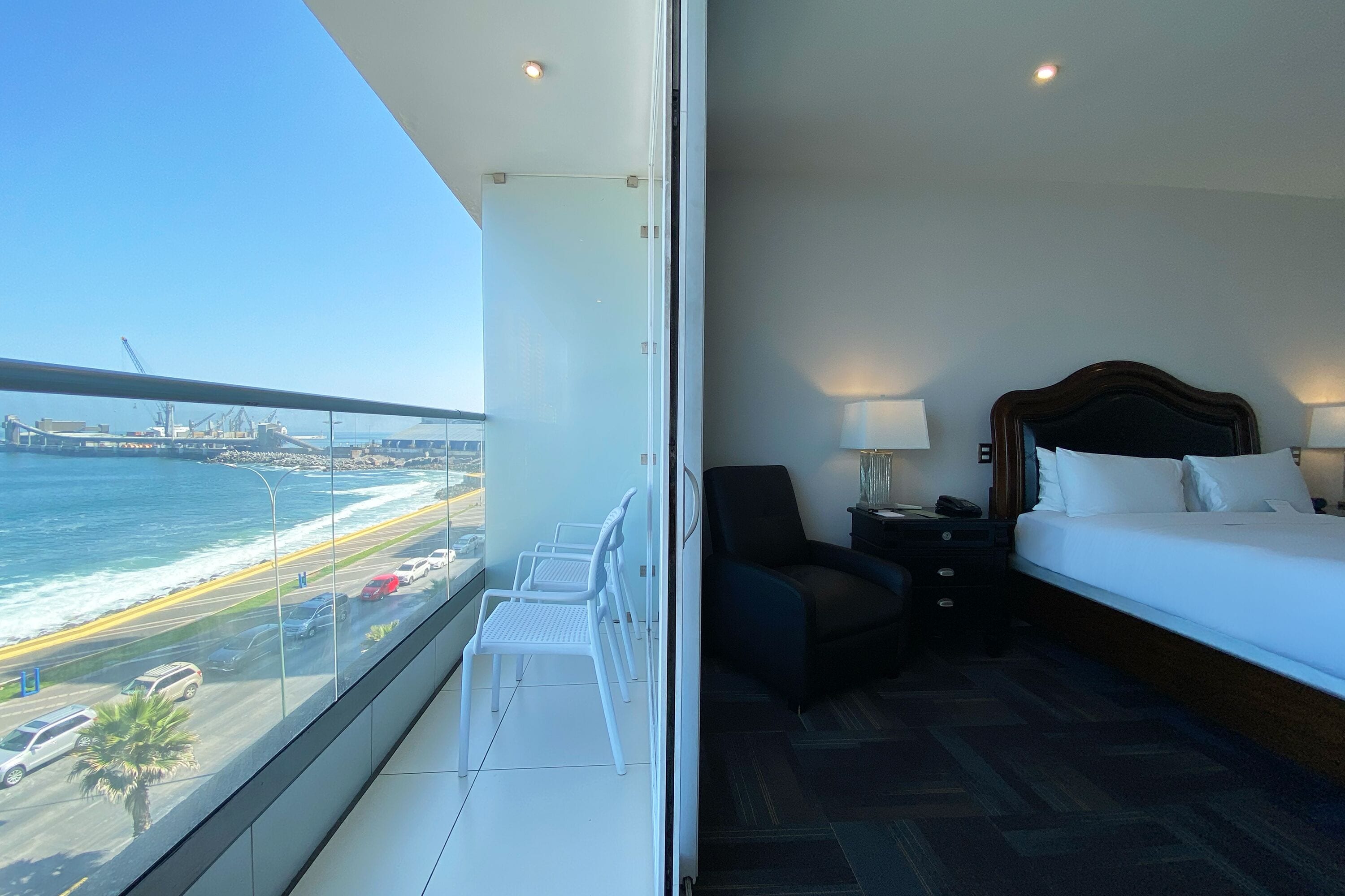 deluxe room, 1 double bed, non smoking (oceanfront view) | in-room safe, desk, free wifi, bed sheets