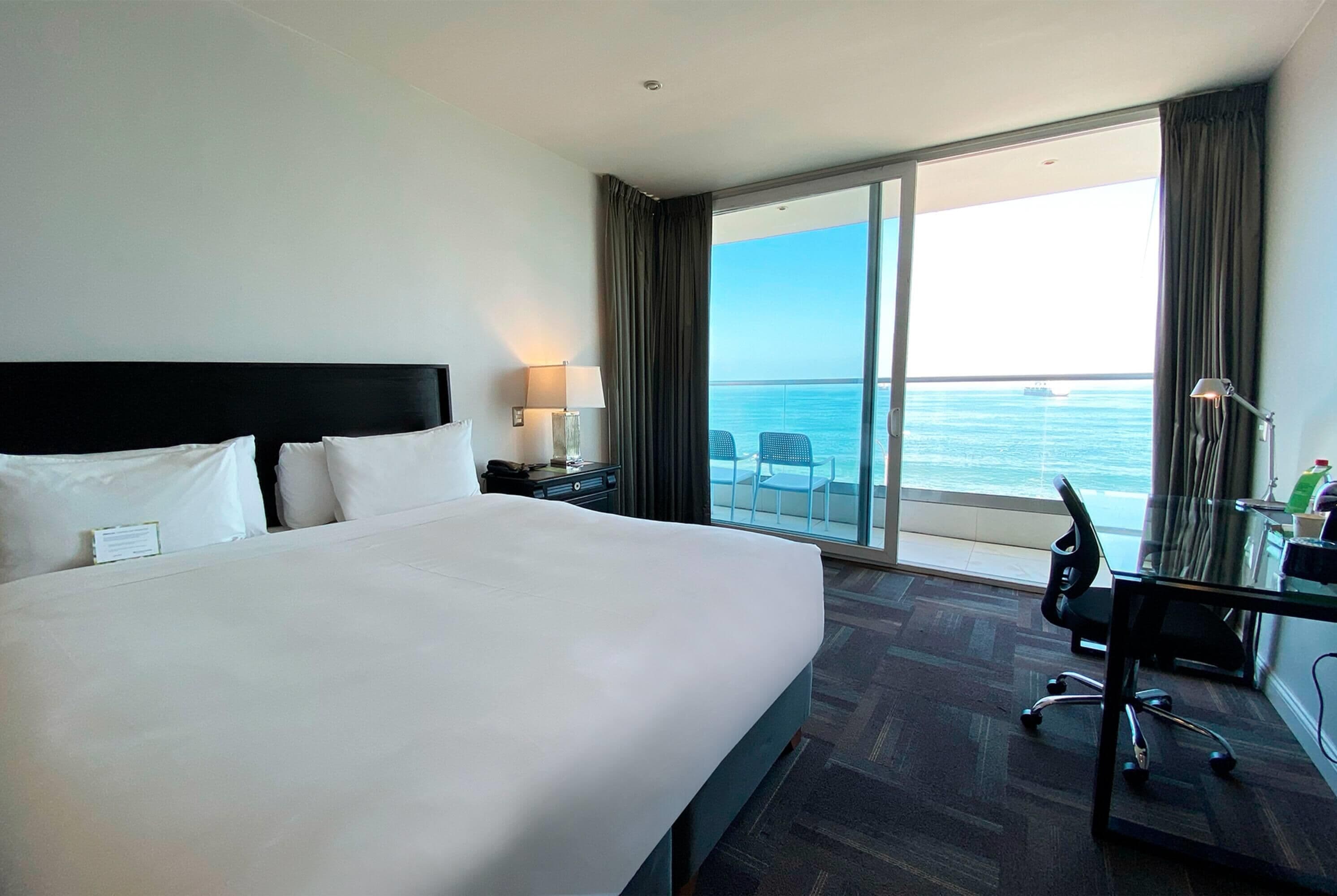 Suite Junior, 1 Tempat Tidur King, Bebas Asap Rokok (Oceanfront View) | Brankas, meja kerja, Wi-Fi gratis, dan seprai linen