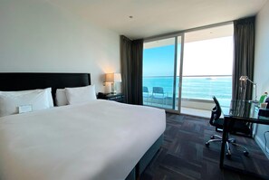 Junior Suite, 1 King Bed, Non Smoking (Oceanfront View) | In-room safe, desk, free WiFi, bed sheets