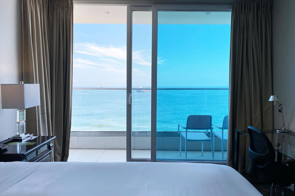 deluxe room, 1 double bed, non smoking (oceanfront view) | in-room safe, desk, free wifi, bed sheets