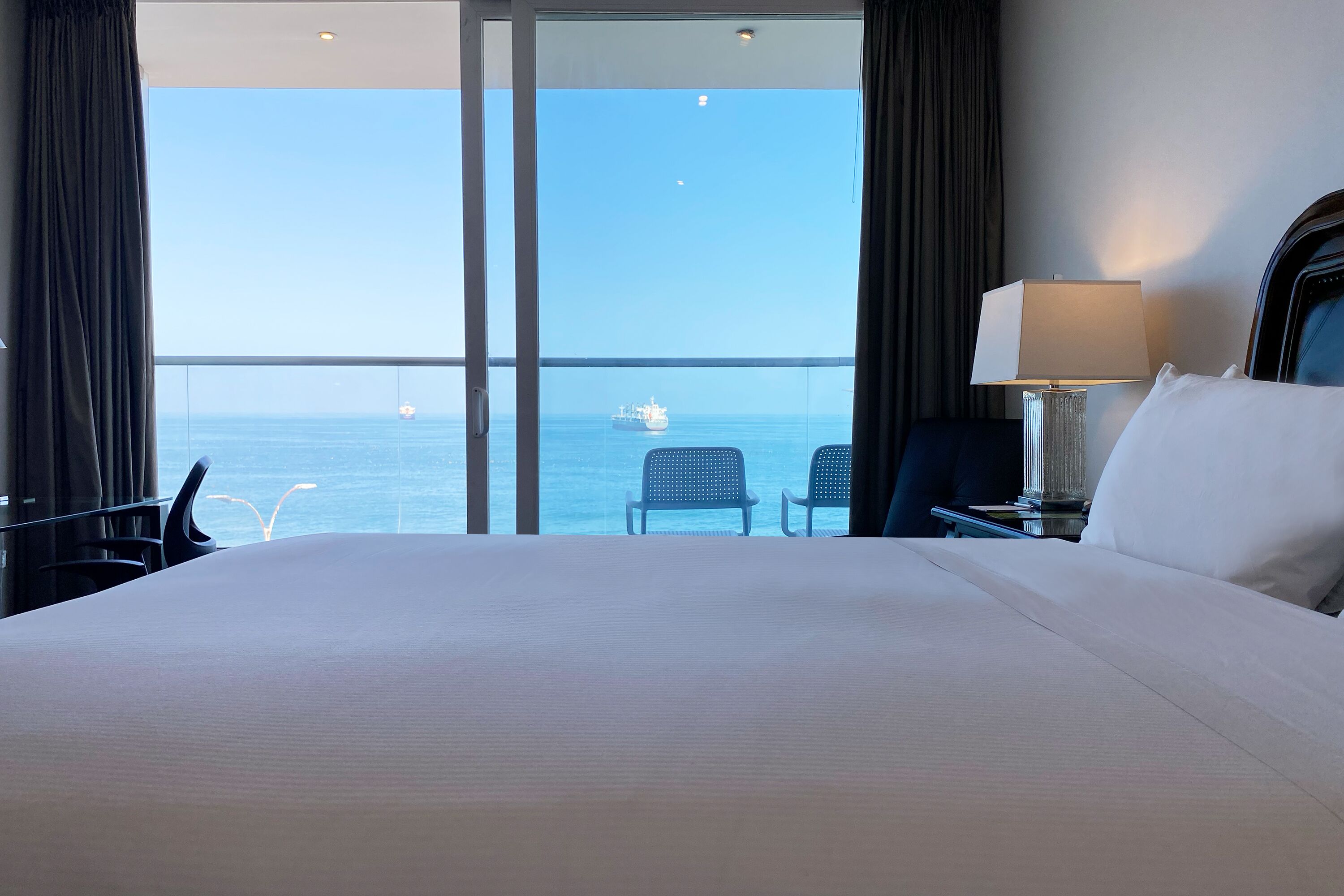 deluxe room, 1 double bed, non smoking (oceanfront view) | in-room safe, desk, free wifi, bed sheets