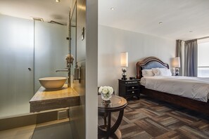 Habitación Deluxe, 1 cama matrimonial, para no fumadores (Oceanfront View) | Baño | Regadera, regadera tipo lluvia, amenidades de baño gratuitas 
