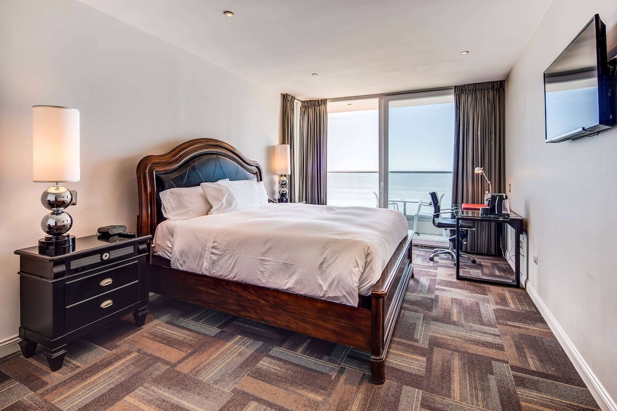 Deluxe Room, 1 Double Bed, Non Smoking (Oceanfront View)