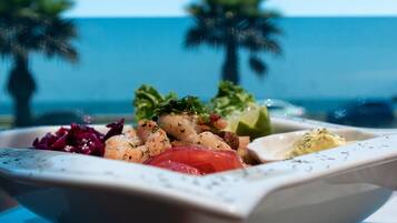 Sarapan dihidangkan, masakan serantau, berhadapan pantai