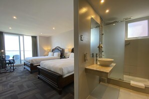 Kamar Deluks, 2 Tempat Tidur Double, Bebas Asap Rokok (Oceanfront View) | Kamar mandi | Shower, pancuran hujan, perlengkapan mandi gratis, dan pengering rambut