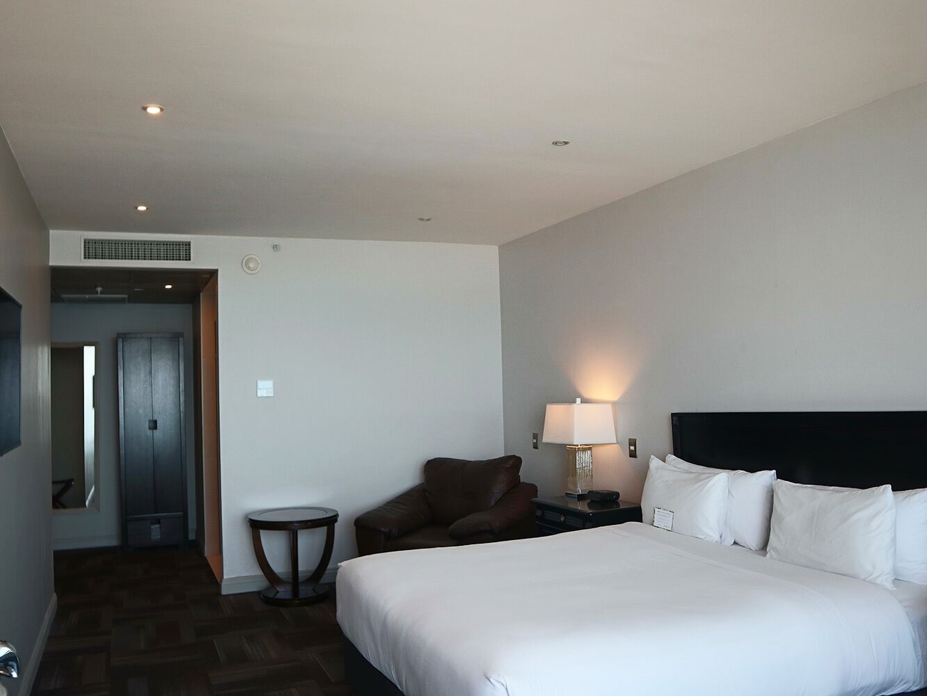 Standard Room, 1 King Bed, Non Smoking | In-room safe, desk, free WiFi, bed sheets
