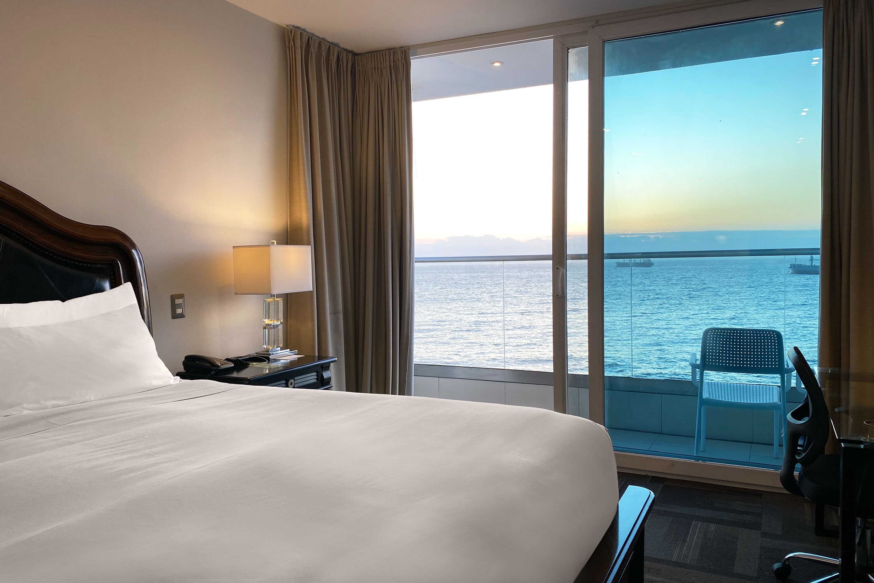 deluxe room, 1 double bed, non smoking (oceanfront view) | in-room safe, desk, free wifi, bed sheets