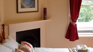 Kahden hengen huone, kylpyhuone makuuhuoneen yhteydessä ((bath w. shower-over))