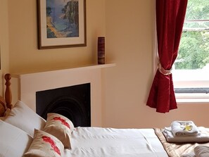 Double Room, Ensuite ((bath w. shower-over)) - The Inn On The Green (Dorking)