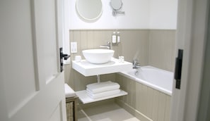 Bathroom - The Three Hills (Cambridge)